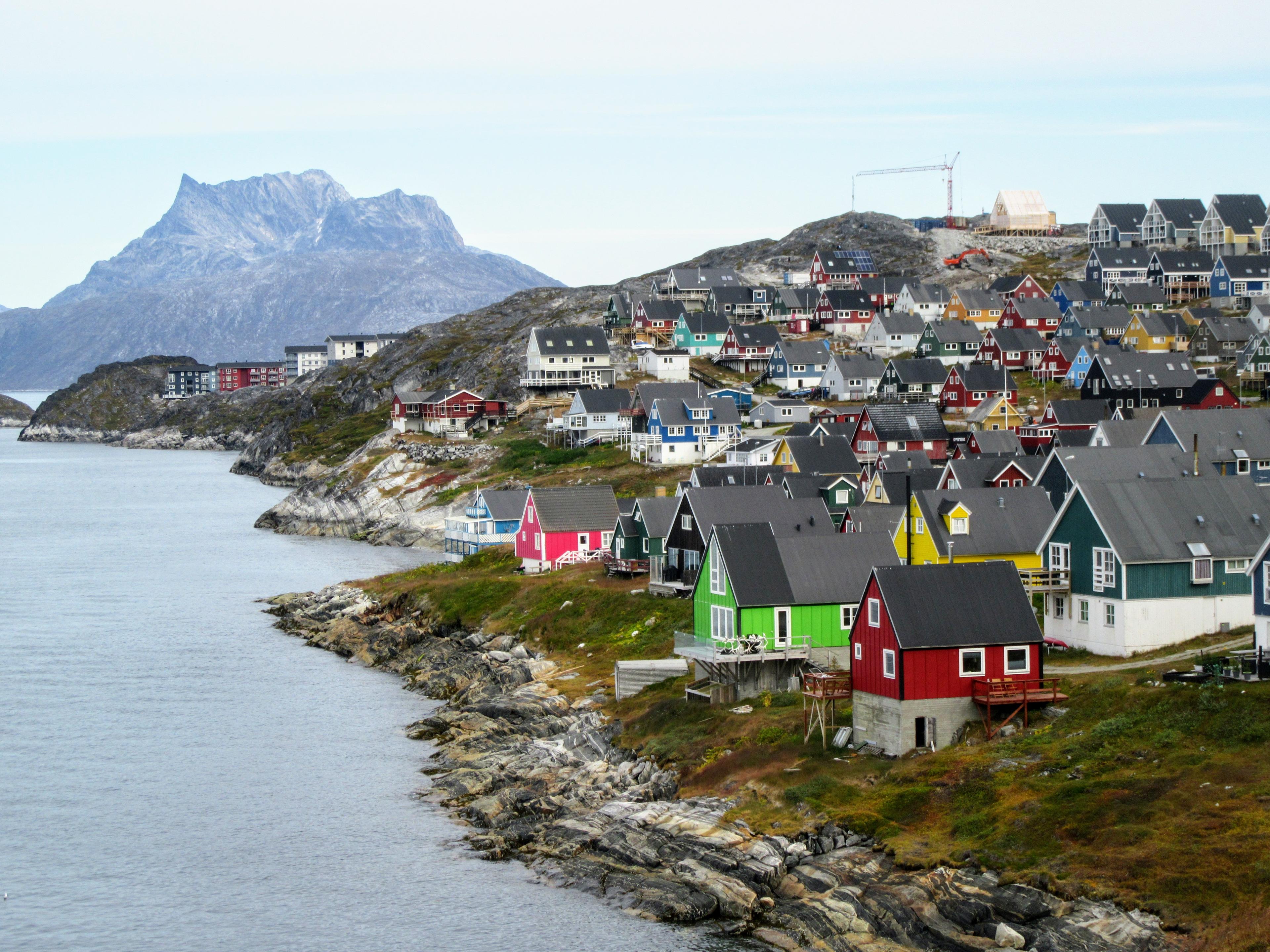 Farverige huse ved kysten i Nuuk med Sermitsiaq i baggrunden